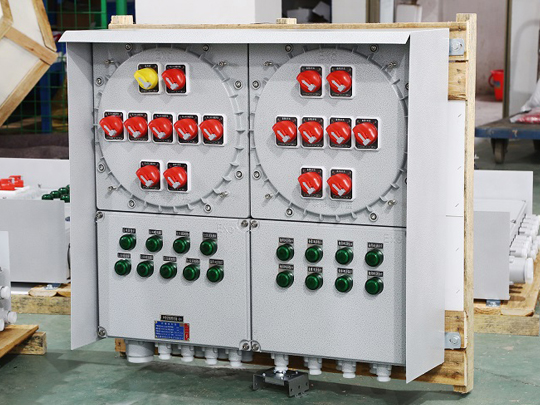 防爆配电箱在户外使用需要配备防雨罩